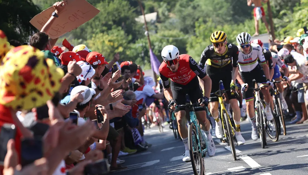 أبراهامسن يتحدى الإصابة ويتفوق في المرحلة الحادية عشر من طواف فرنسا