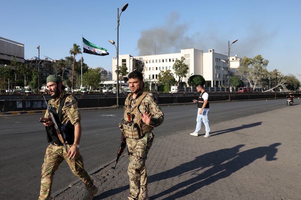 مجمع مقر الجيش السوري ووزارة الدفاع في دمشق الذي تعرض لأضرار بالغة في أعقاب الضربات الإسرائيلية (أ ف ب)