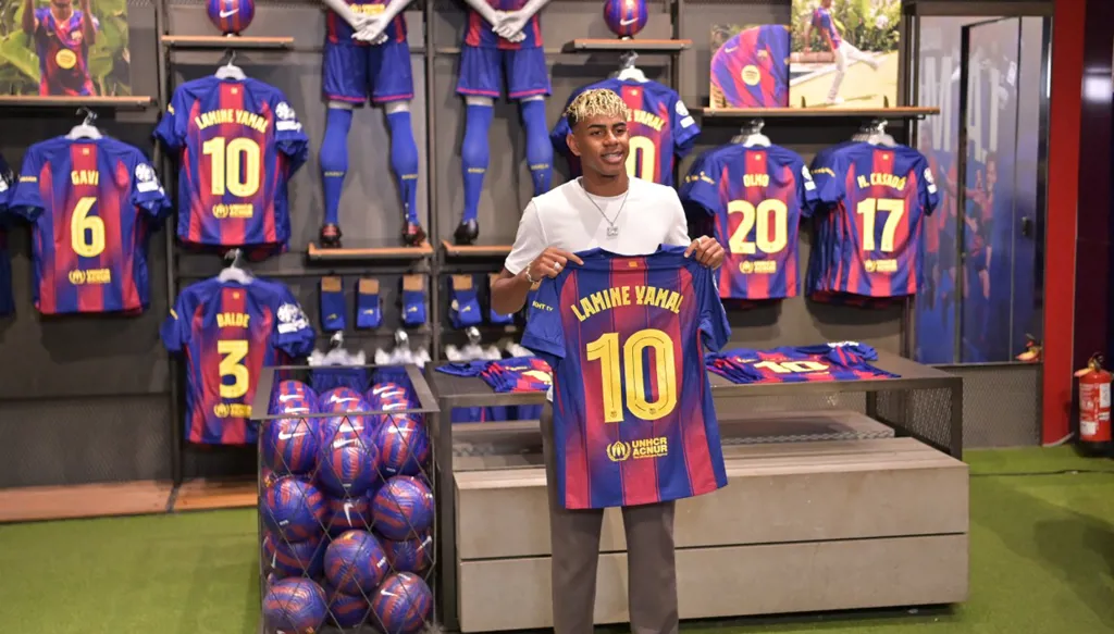 لامين يامال يرتدي قميص الأساطير في برشلونة رسمياً