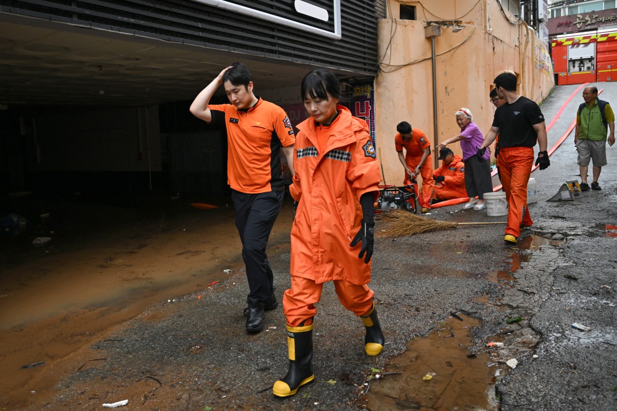 عناصر الاغاثة في كوريا الجنوبية (أ ف ب).