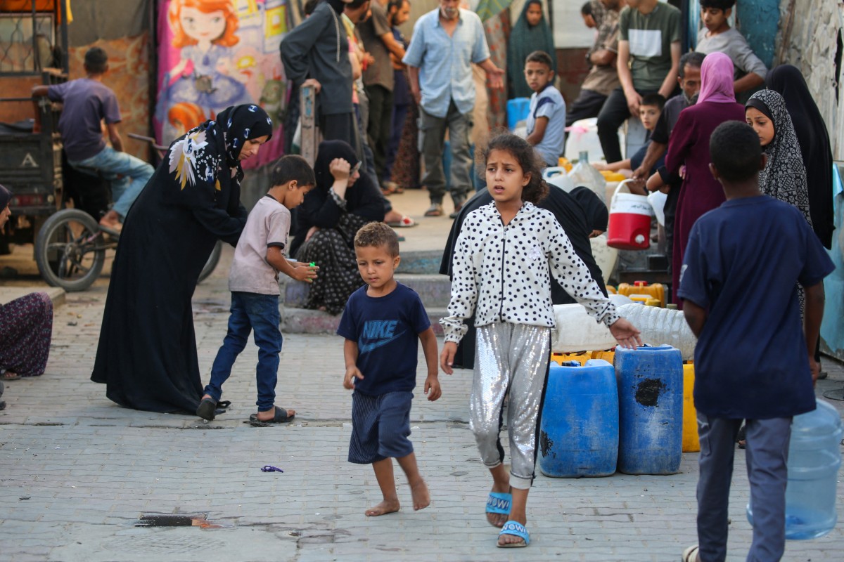 يتقدم الأطفال واجهة الكارثة الإنسانية في غزة. (أ ف ب)