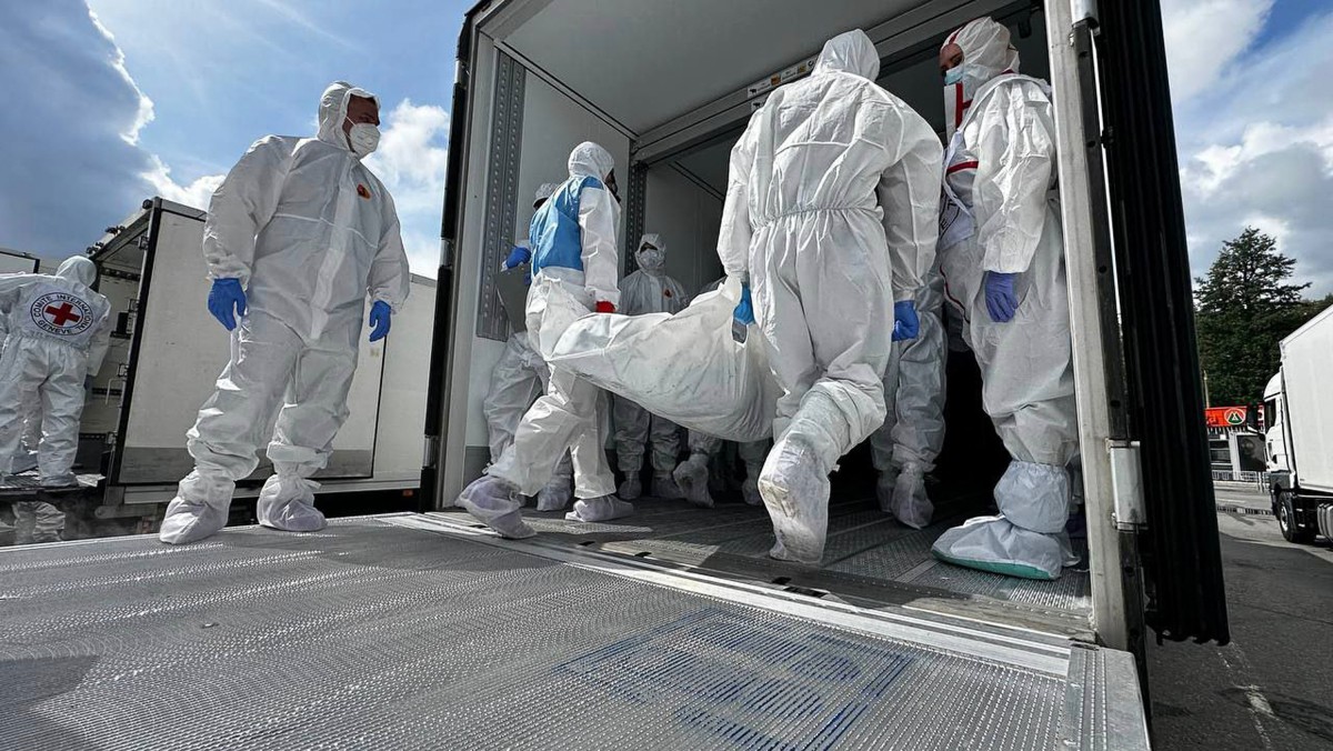 إجراءات تبادل الجثث (أ ف ب).