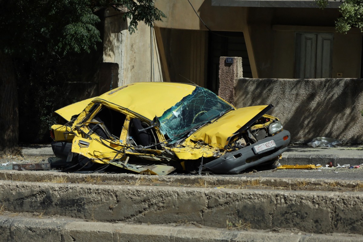 سيارة مدّمرة في السويداء. (أ ف ب)