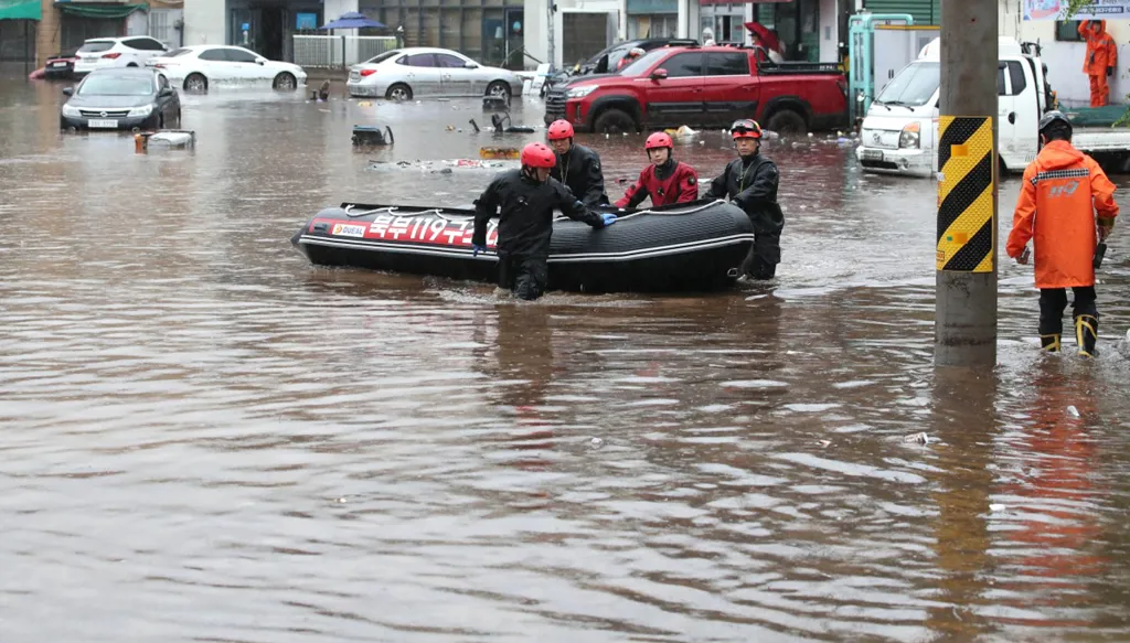 جهود الإغاثة جرّاء الفيضانات في كوريا الجنوبية (أ ف ب).