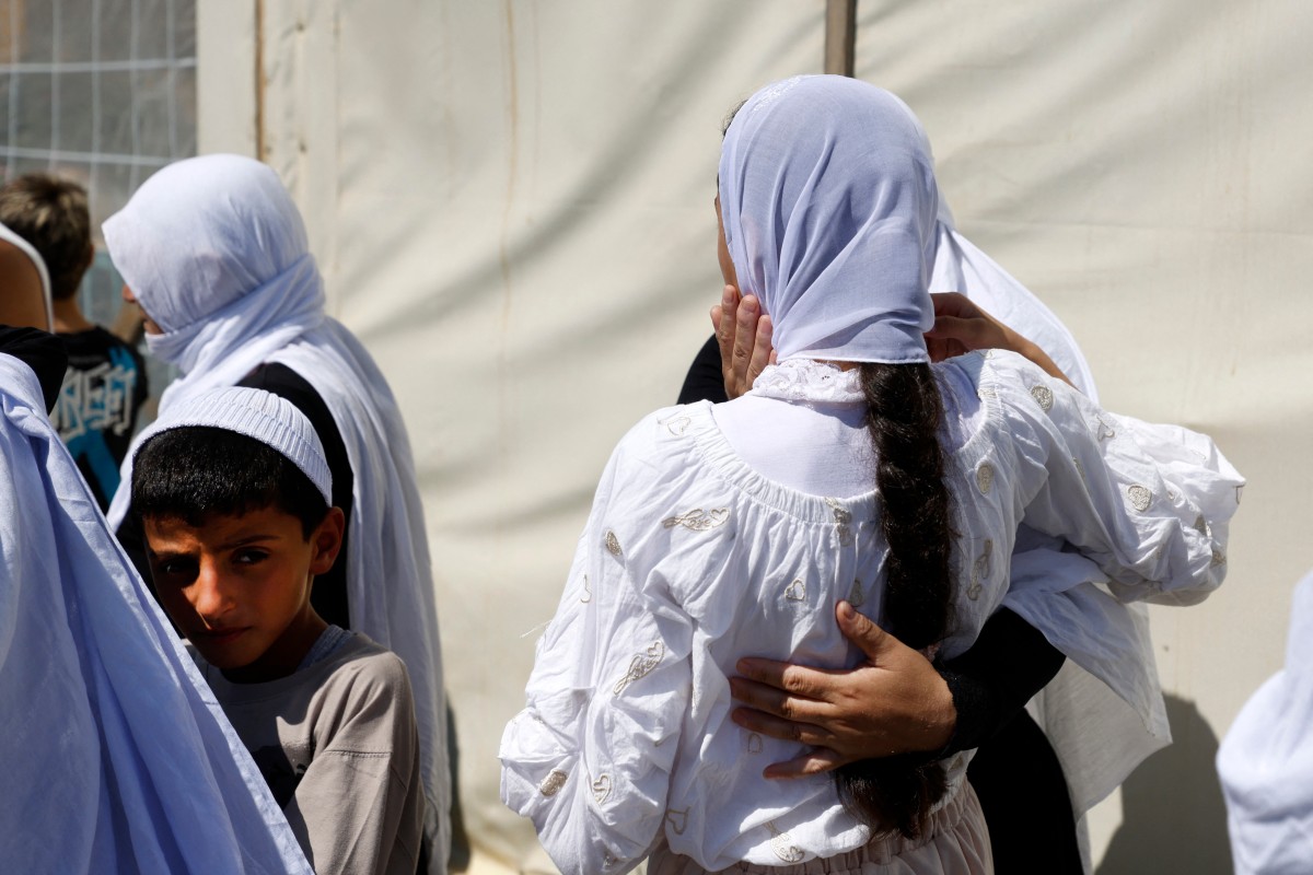 الدروز السوريون الذين عبروا إلى قرية مجدل شمس في هضبة الجولان. (أ ف ب)