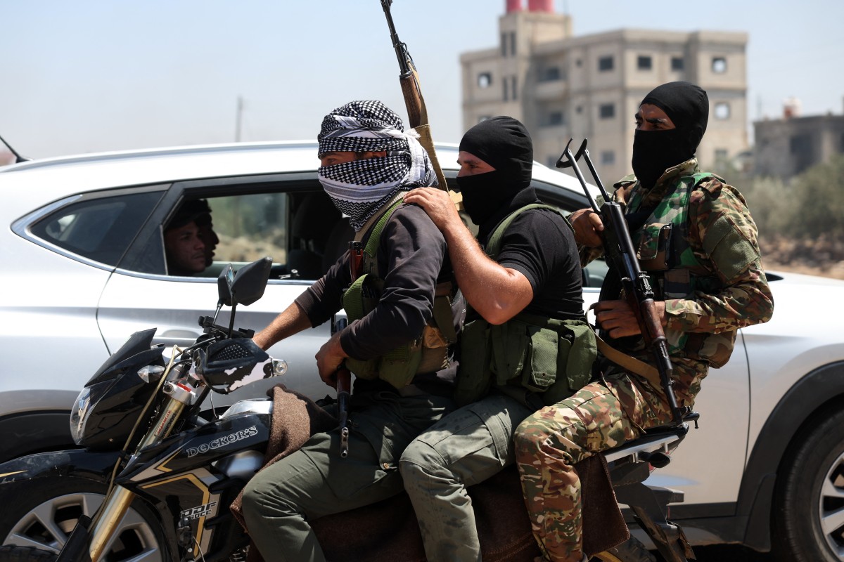 مقاتلون من العشائر البدوية يتجمعون في قرية المزرعة بمحافظة السويداء جنوب سوريا (أ ف ب) 