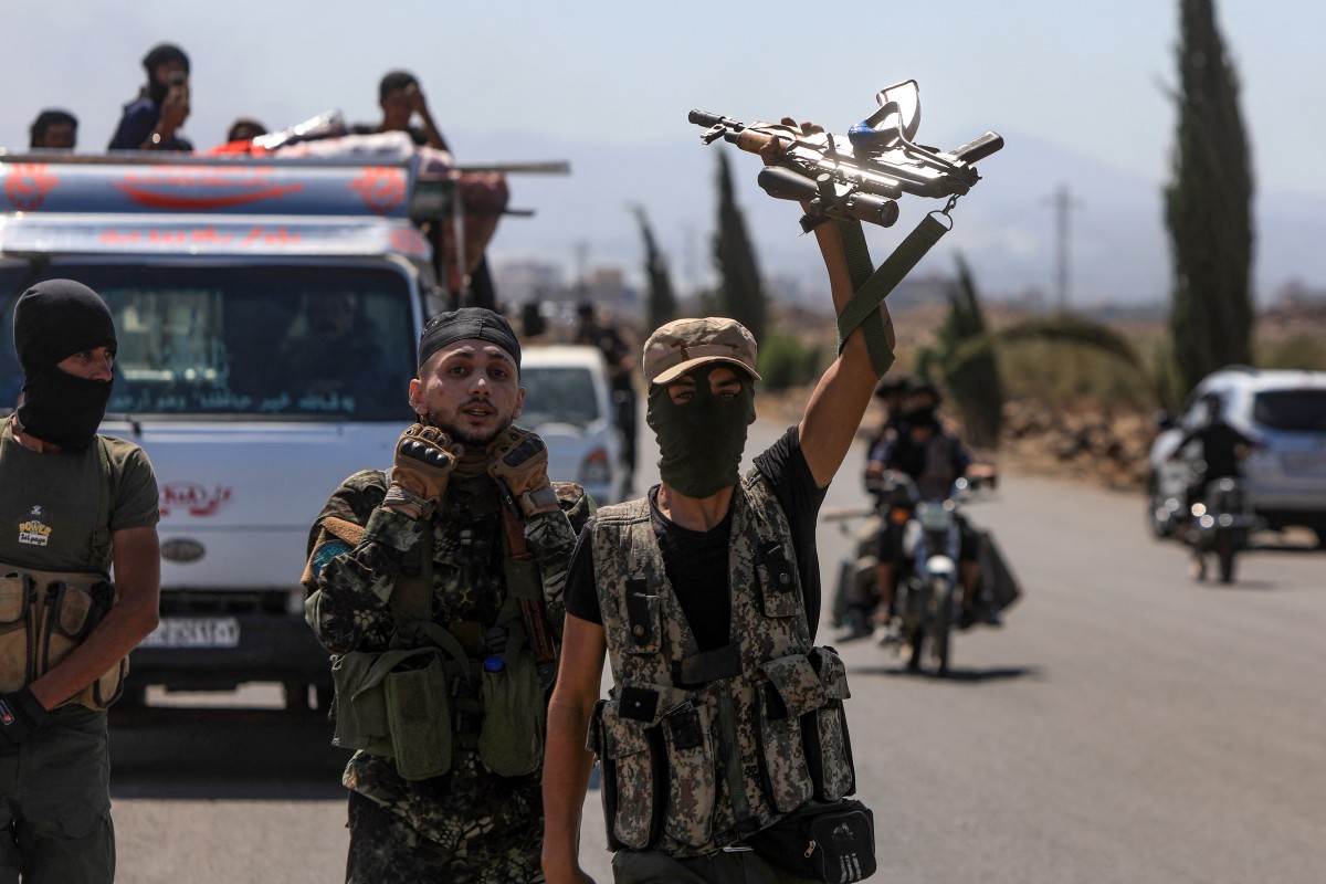 مقاتلون من العشائر البدوية في قرية المزرعة في محافظة السويداء جنوب سوريا (أ ف ب)