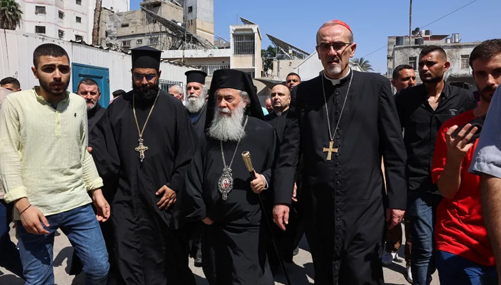 بطريرك القدس للاتين ينقل مساعدات لغزة بعد قصف إسرائيلي لكنيسة كاثوليكية