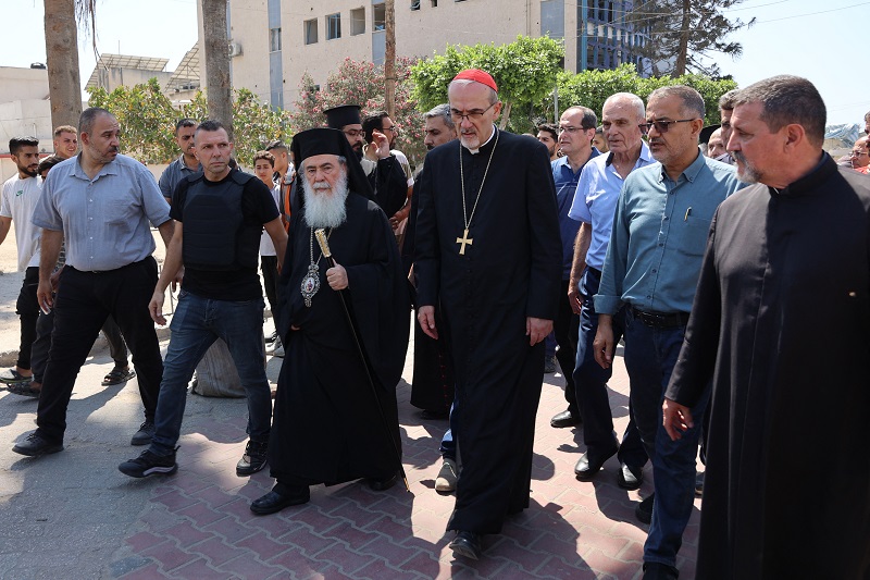 الكردينال بييرباتيستا بيتسابالا وثيوفيلوس الثالث في غزة (ا ف ب)