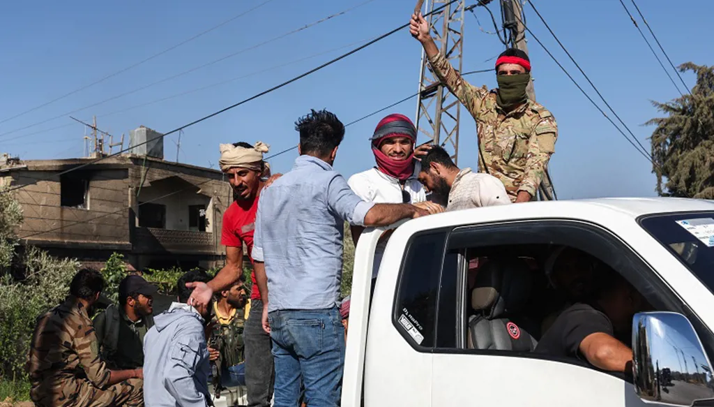 "قسد" بعد الدروز... قصف مدفعي وصاروخي يستهدف أحياء سكنية في مدينة السويداء