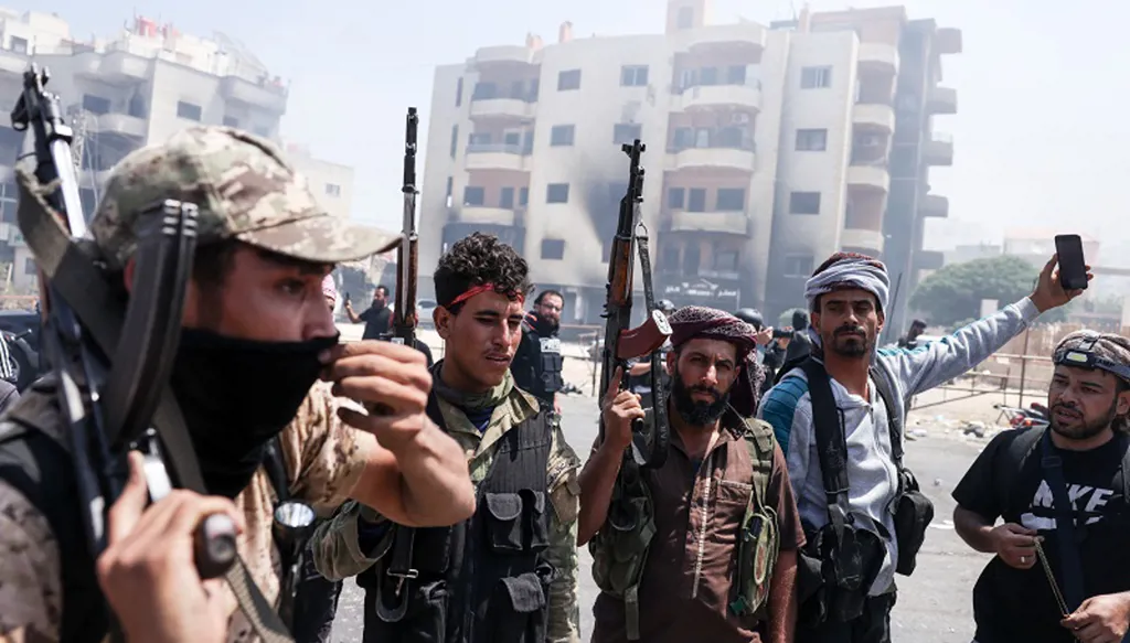 حصيلة الضحايا ترتفع في السويداء... تجدد الاشتباكات وخرق للاتفاق بالتزامن مع وصول قوات الأمن إلى محيط المدينة