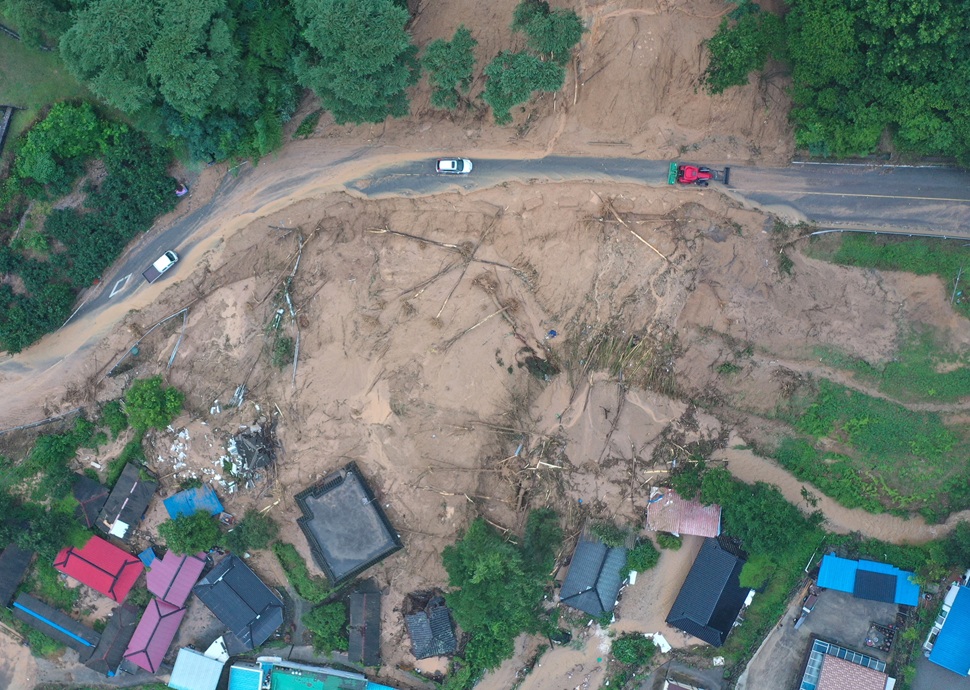 منطقة مغطاة بالطين بعد أن ضرب انهيار أرضي قرية في جنوب مقاطعة سانشونغ (أ ف ب)