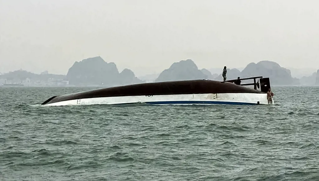 38 قتيلاً جراء انقلاب قارب سياحي ورجال الإنقاذ يواصلون البحث عن ناجين