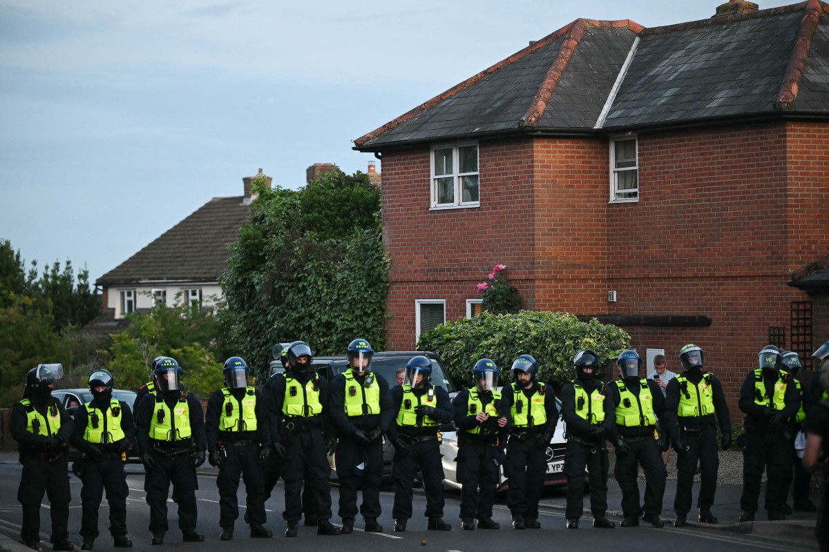 مواجهات بين الشرطة ومتظاهرين أمام فندق يؤوي مهاجرين في لندن (أ ف ب)