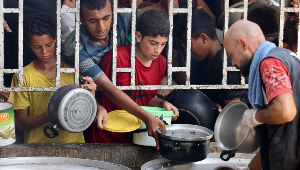 5 عند الخامسة: عون يصل البحرين ومجاعة في غزة... ماذا في تحقيقات أحداث الساحل السوري؟