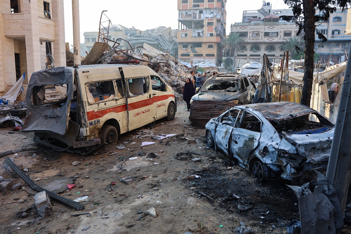 سيارة اسعاف مستهدفة في غزة (ا ف ب)