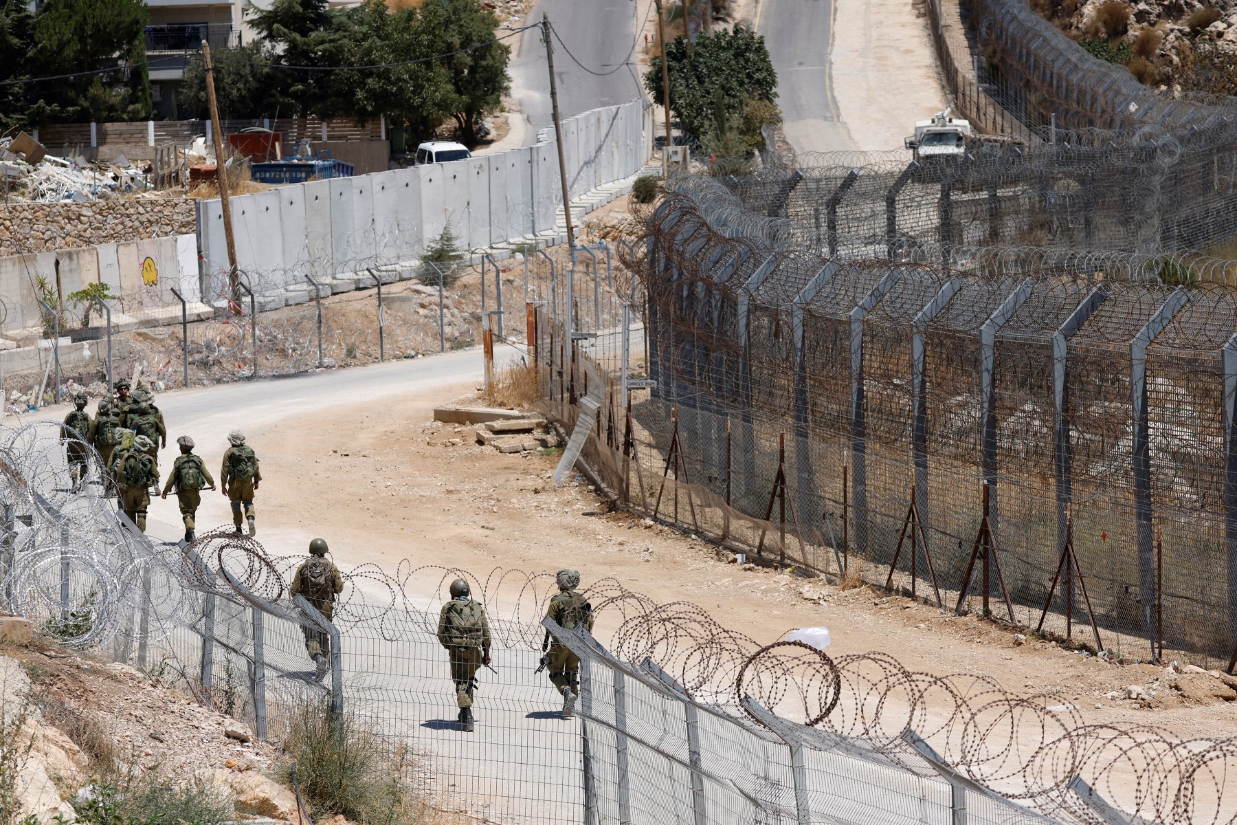 دورية إسرائيلية عند السياج الحدودي مع سوريا بالقرب من قرية مجدل شمس في مرتفعات الجولان. (أ ف ب)