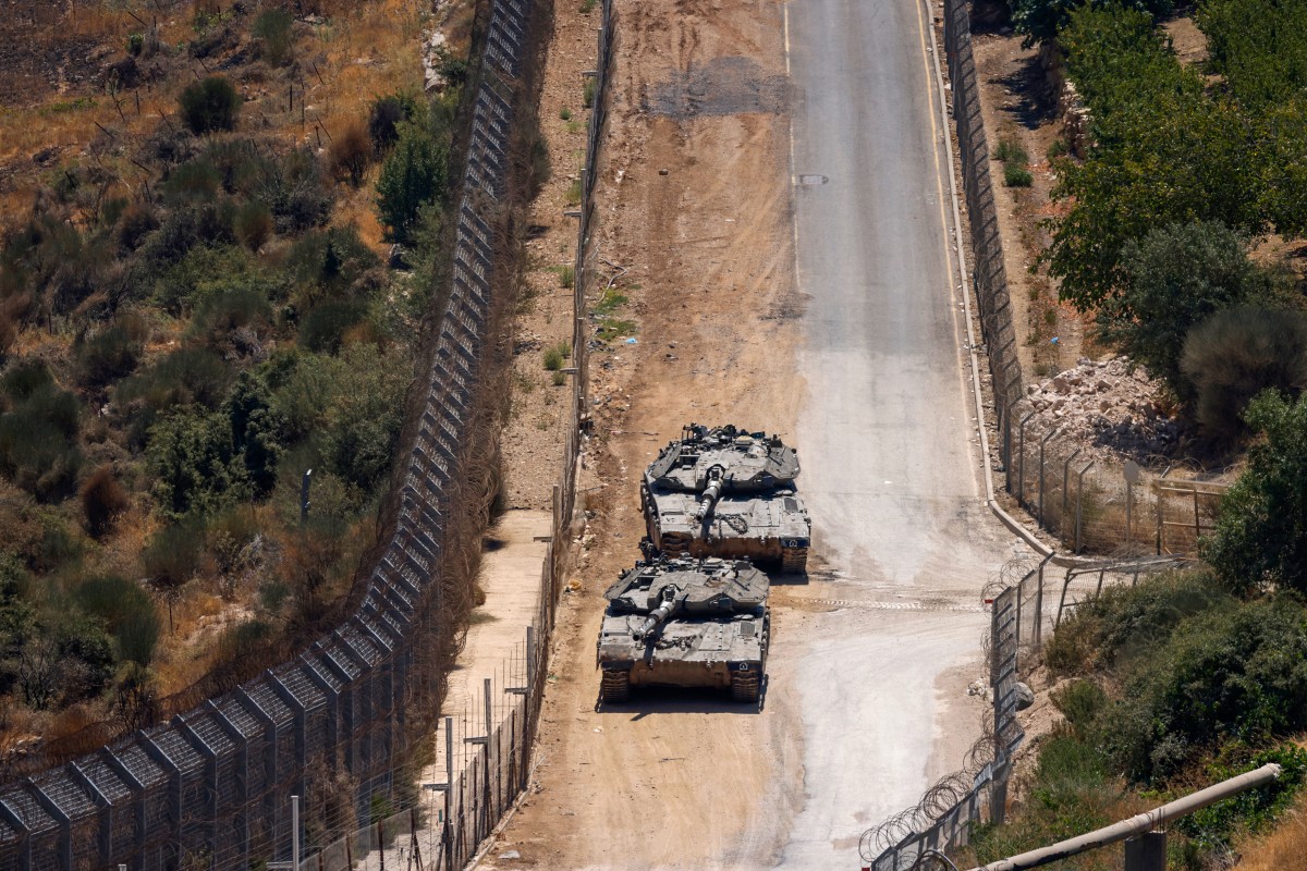 دبابات إسرائيلية على الشريط الحدودي في مجدل شمس. (أف ب)
