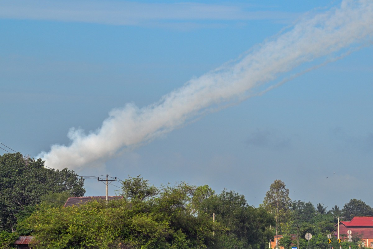 الاشتباكات الصاروخية على الحدود بين البلدين (أ ف ب).