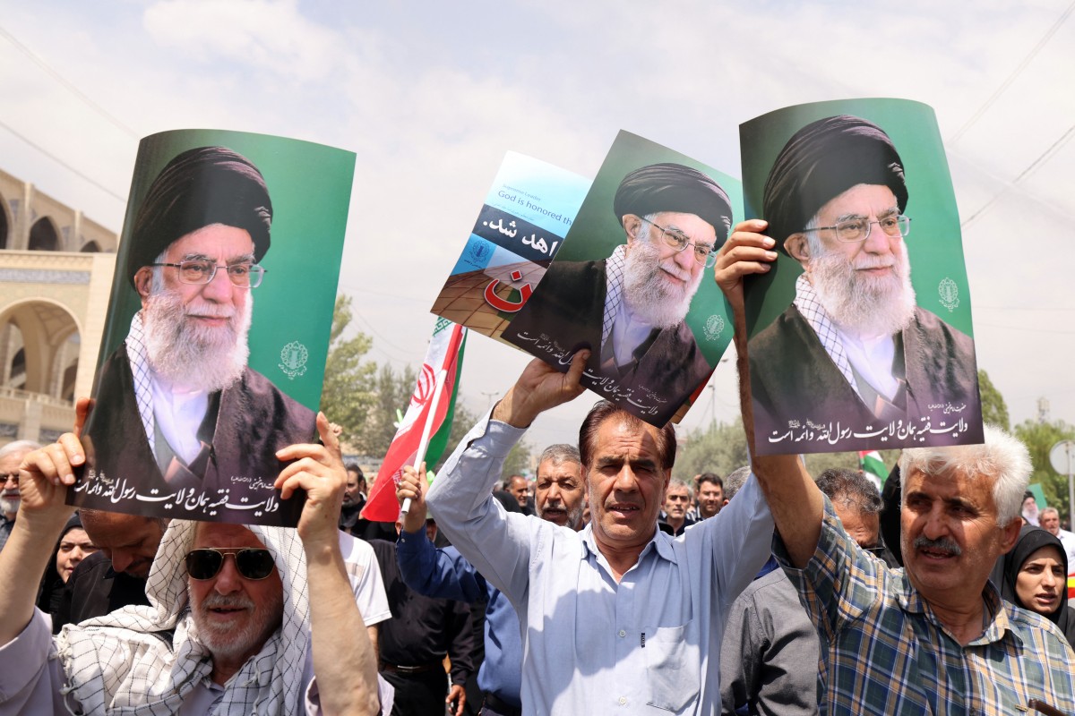 صورة خامنئي مرفوعة في إيران (أ ف ب).