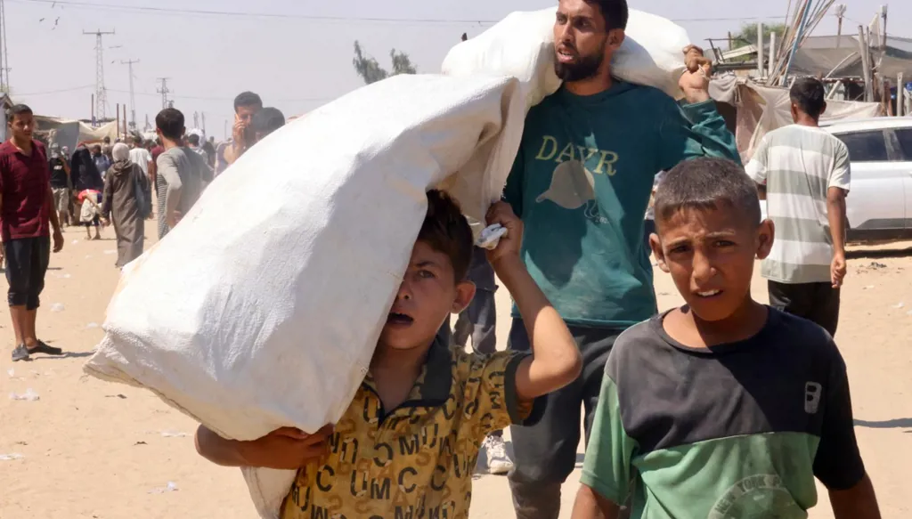 تراجع إسرائيلي "تكتيكي" في غزة لاحتواء النقمة الدولية على استشراء الجوع