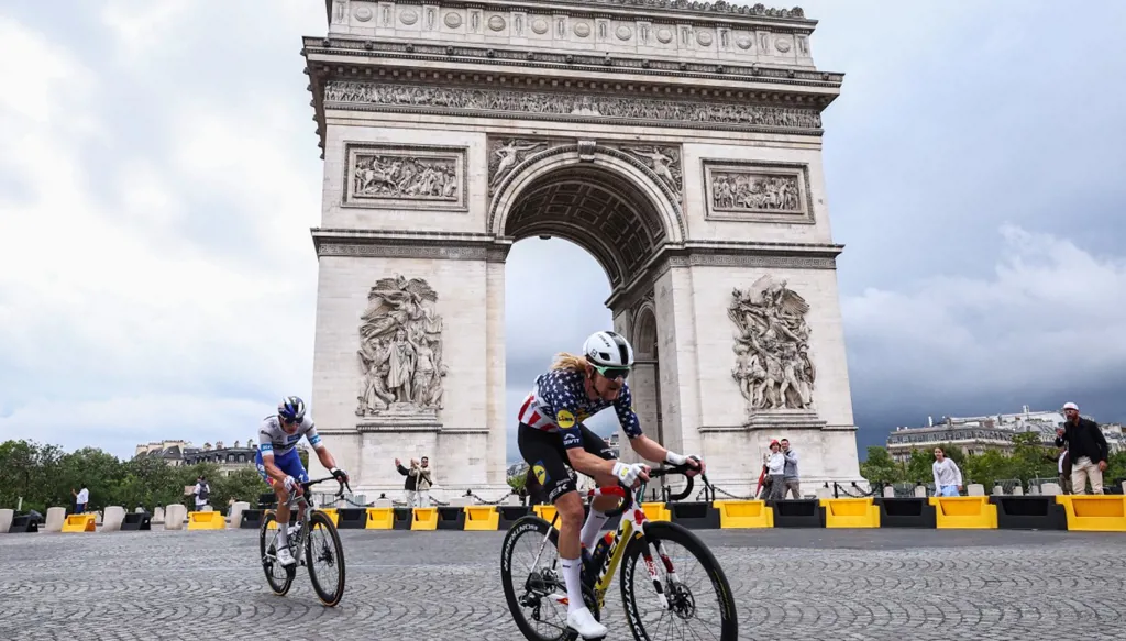 نهاية غير متوقعة لطواف فرنسا... عرض زواج في الشانزيليزيه (فيديو)