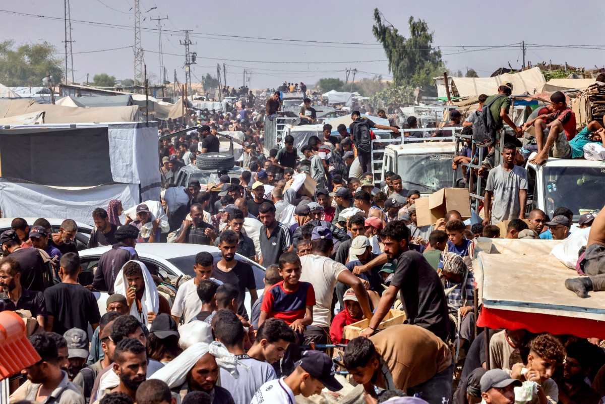 فلسطينيون يحصلون على مساعدات (أ ف ب).