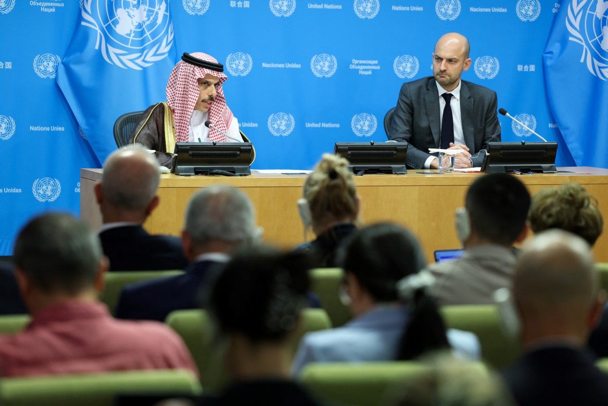 بن فرحان ونظيره الفرنسي (أ ف ب)