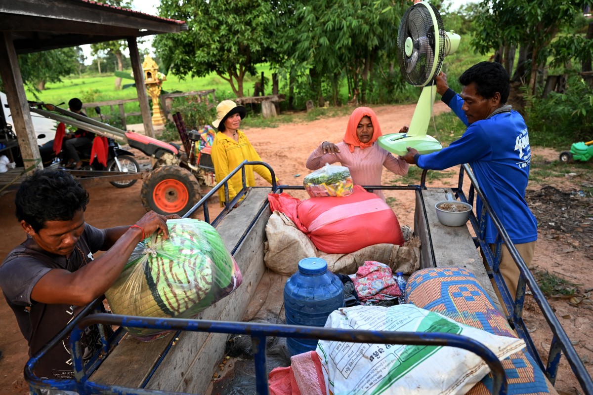 عائلة في كمبوديا. (أ ف ب)