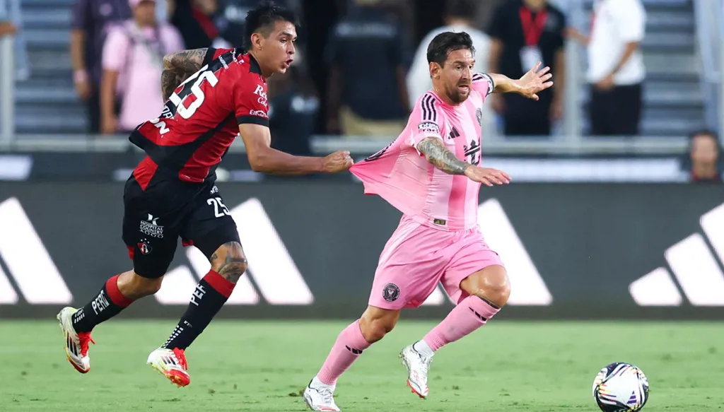 ميسي ينفجر فرحاً بعد هدف قاتل وعبارة نارية للّاعب الخصم (فيديو)