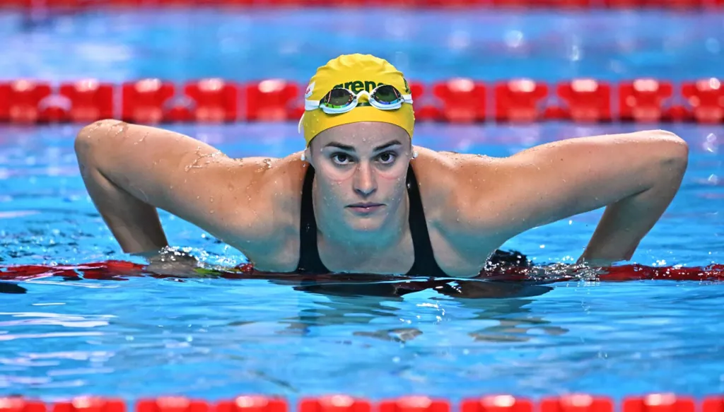 ماكيون تُحكم قبضتها على سباق 200 م ظهراً