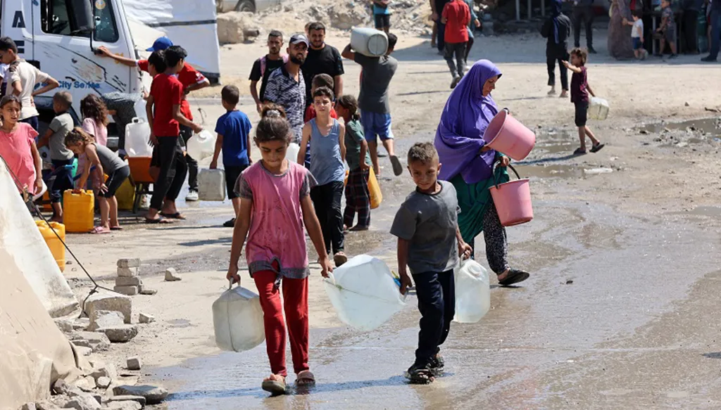 البحث عنها مهمة الأطفال... العطش يفتك بغزة وسط تلوث المياه الجوفية وتضرر البنية التحتية