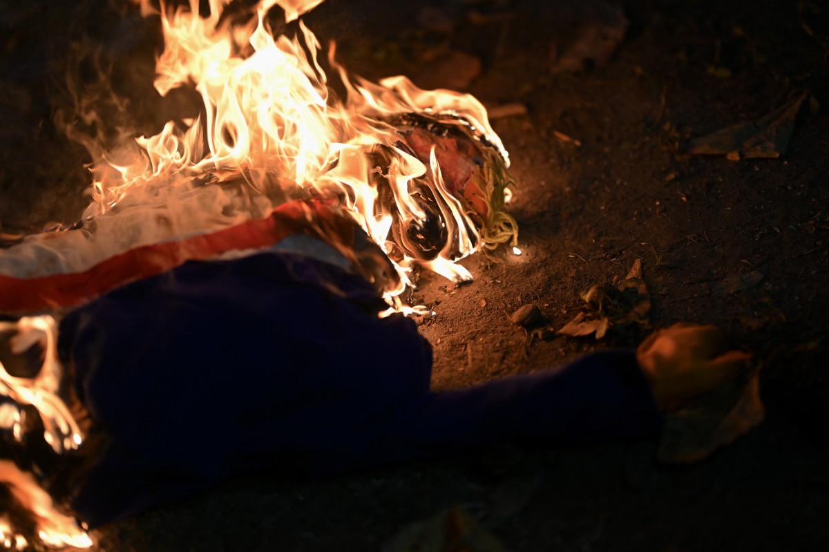 إحراق دمى تمثل دونالد ترامب (أ ف ب).