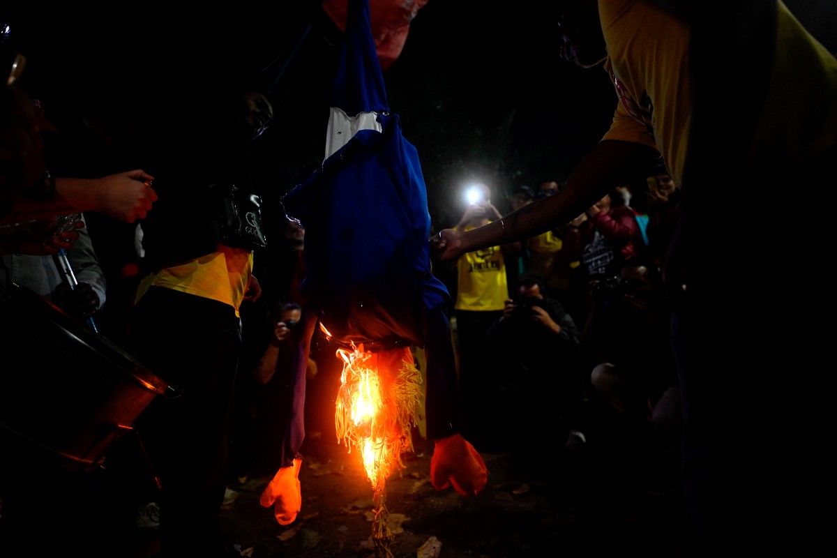 إحراق دمى تمثل دونالد ترامب (أ ف ب).