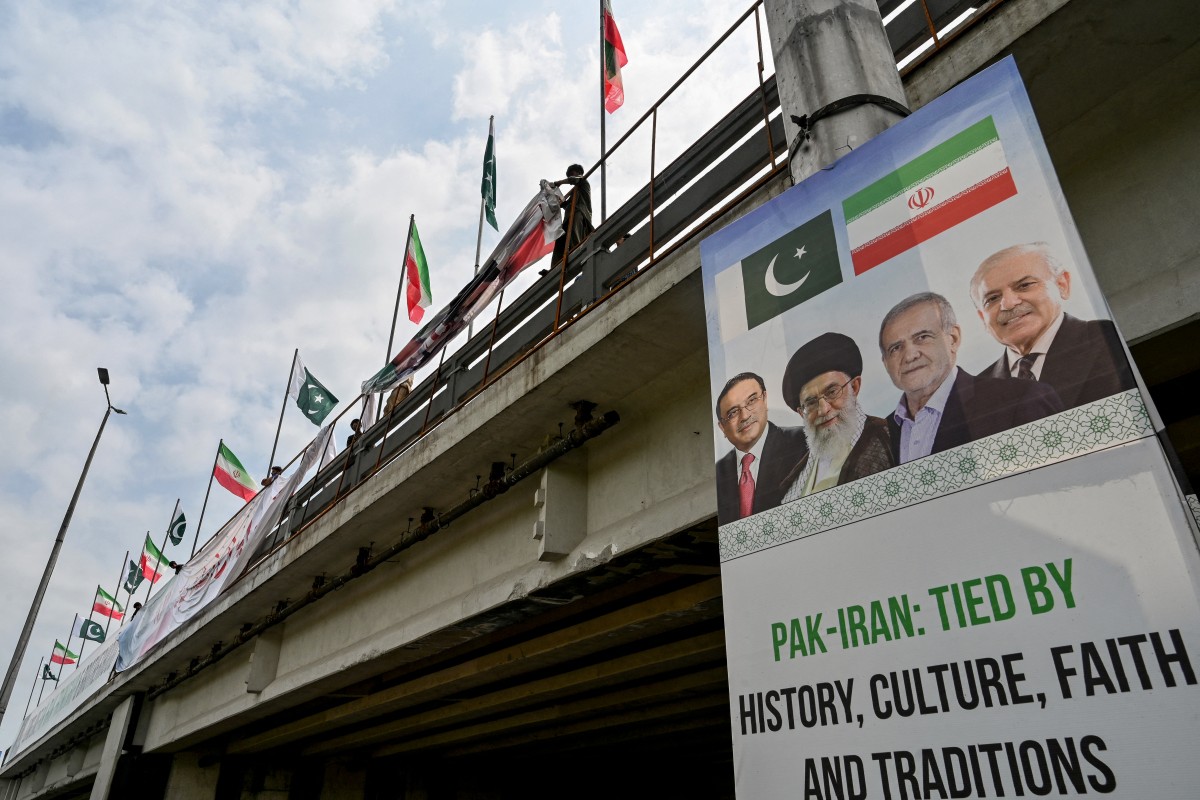 لافتة ترحيبية بالرئيس الإيراني في باكستان. (أ ف ب)
