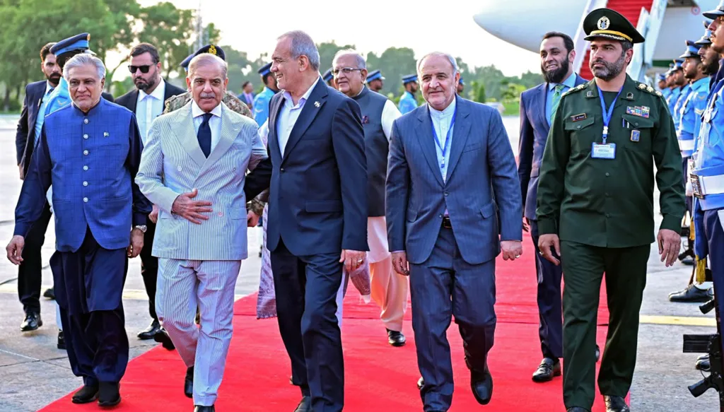 أسباب غير معلنة لزيارة بزشكيان إلى باكستان