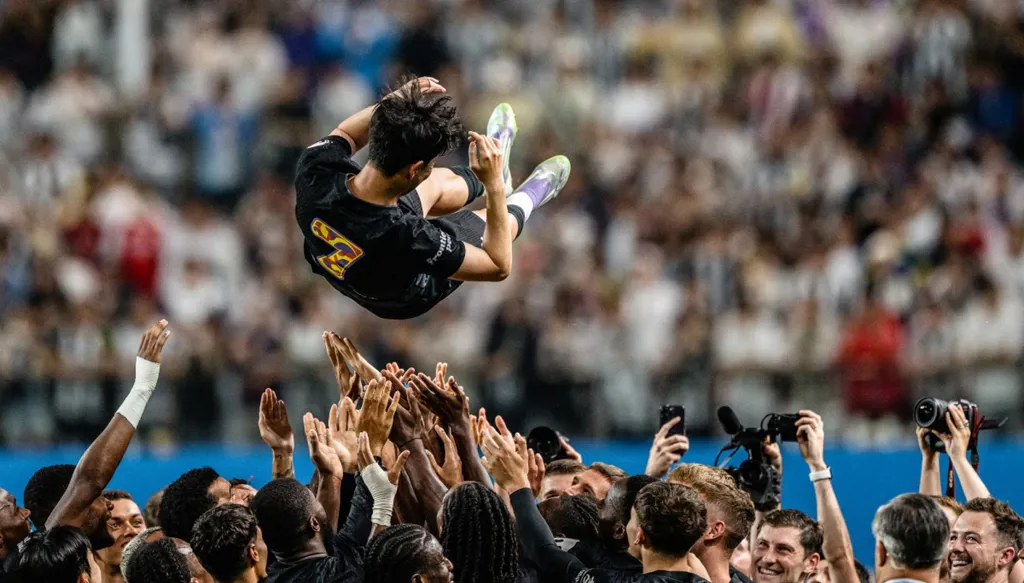 سون يودّع توتنهام بالدموع أمام 65 ألف متفرج في سيول