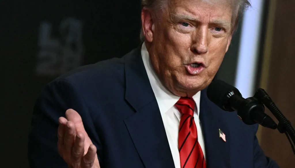 مصرف يرفص فتح حساب لترامب... والأخير يتوعّد