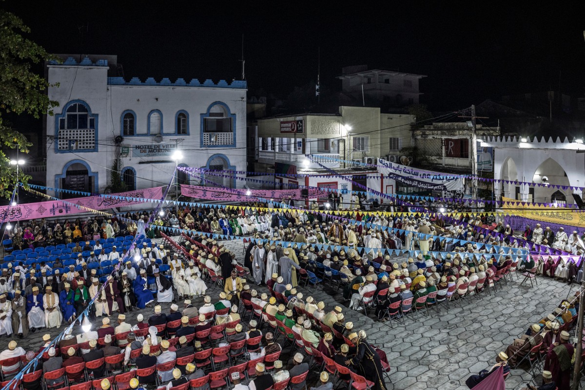 منظر عام للأصدقاء والأقارب المتجمعين في ساحة بادجاناني المركزية في موروني (أ ف ب)