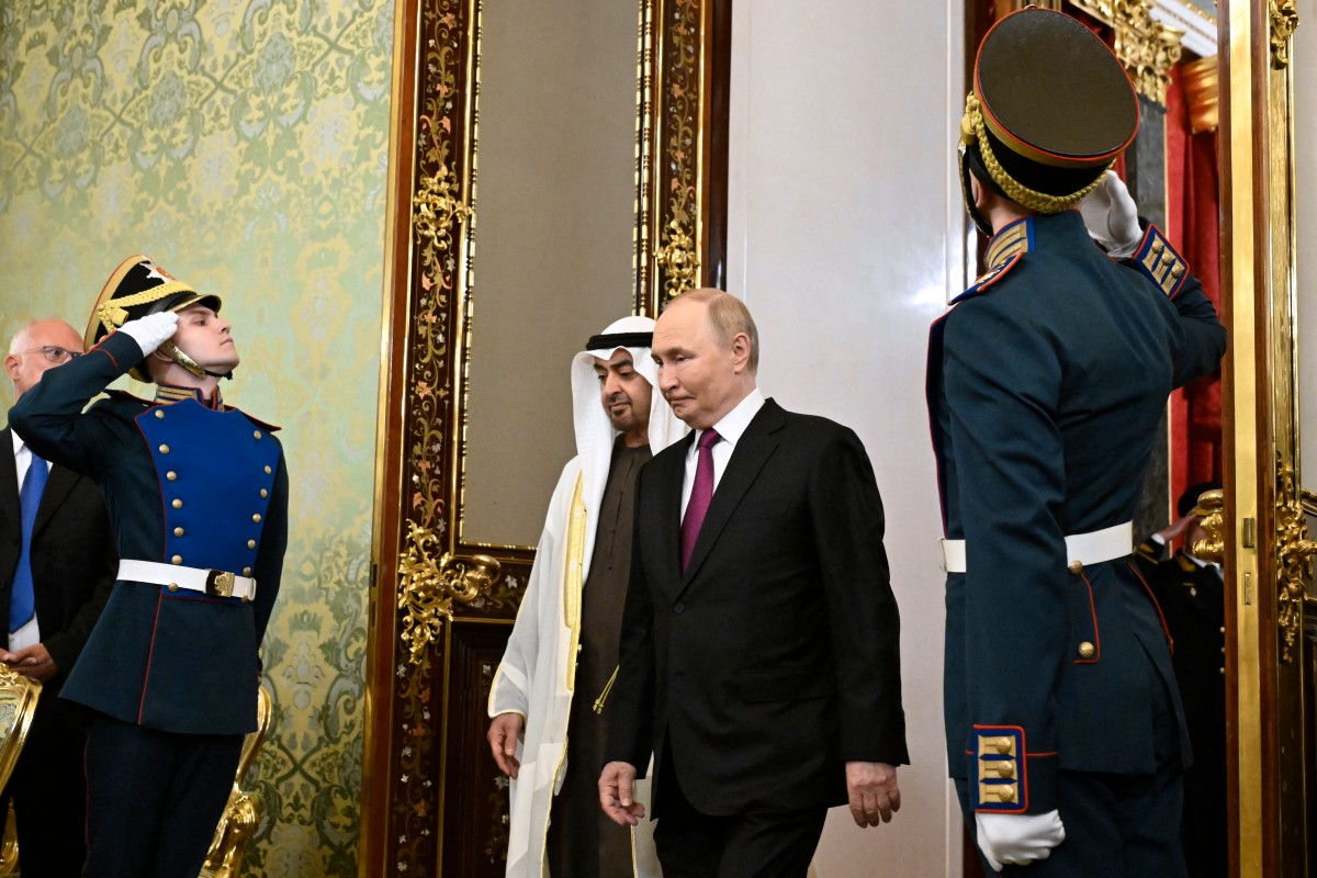 بوتين مستقبلاً الشيخ محمد بن زايد في الكرملين. (أ ف ب)