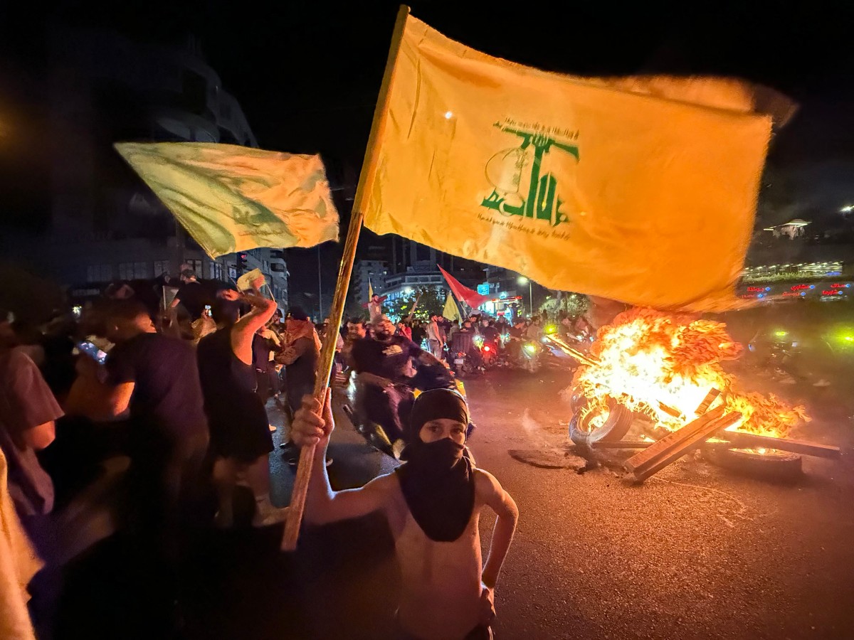 احتجاجات مناصري حزب الله في الشارع (أ ف ب).