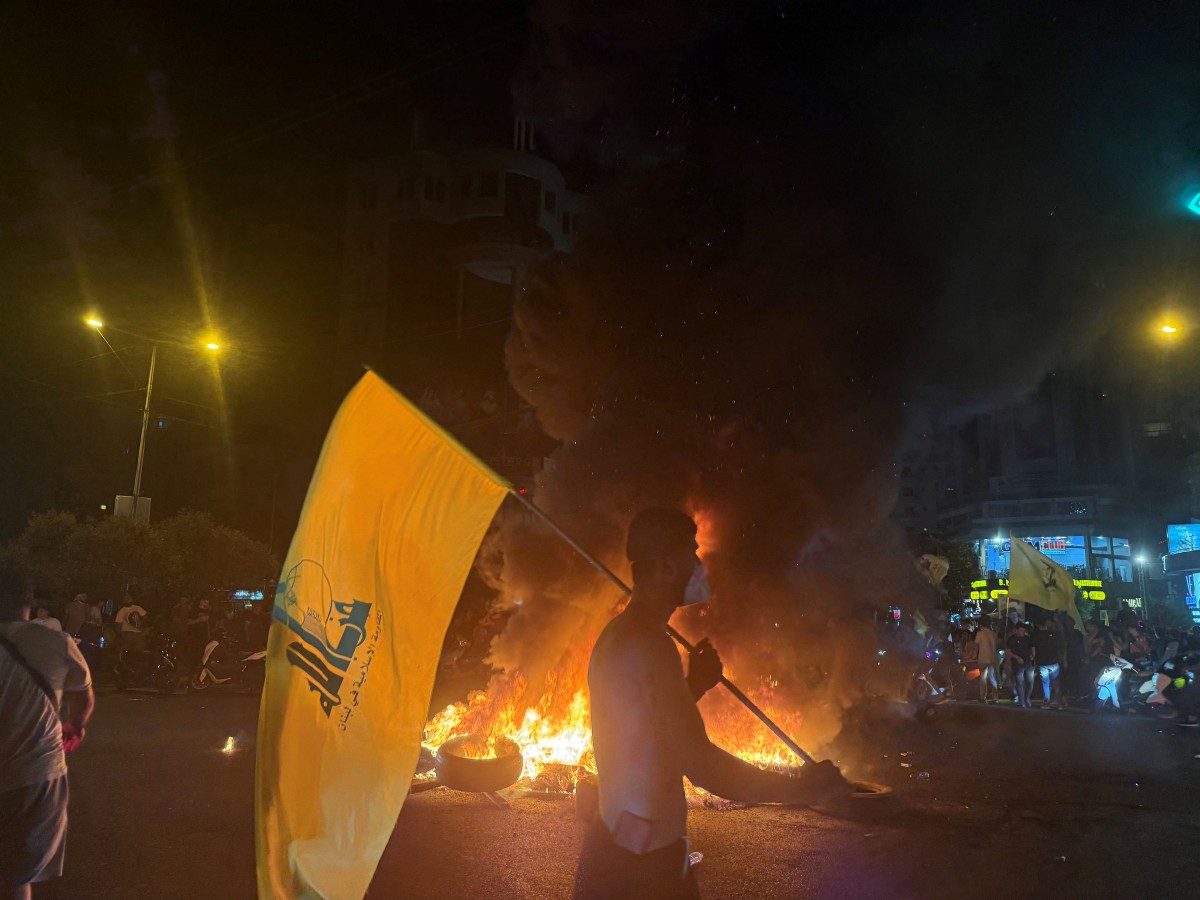 مناصرو حزب الله يقطعون طرقاً في بيروت (أ ف ب).