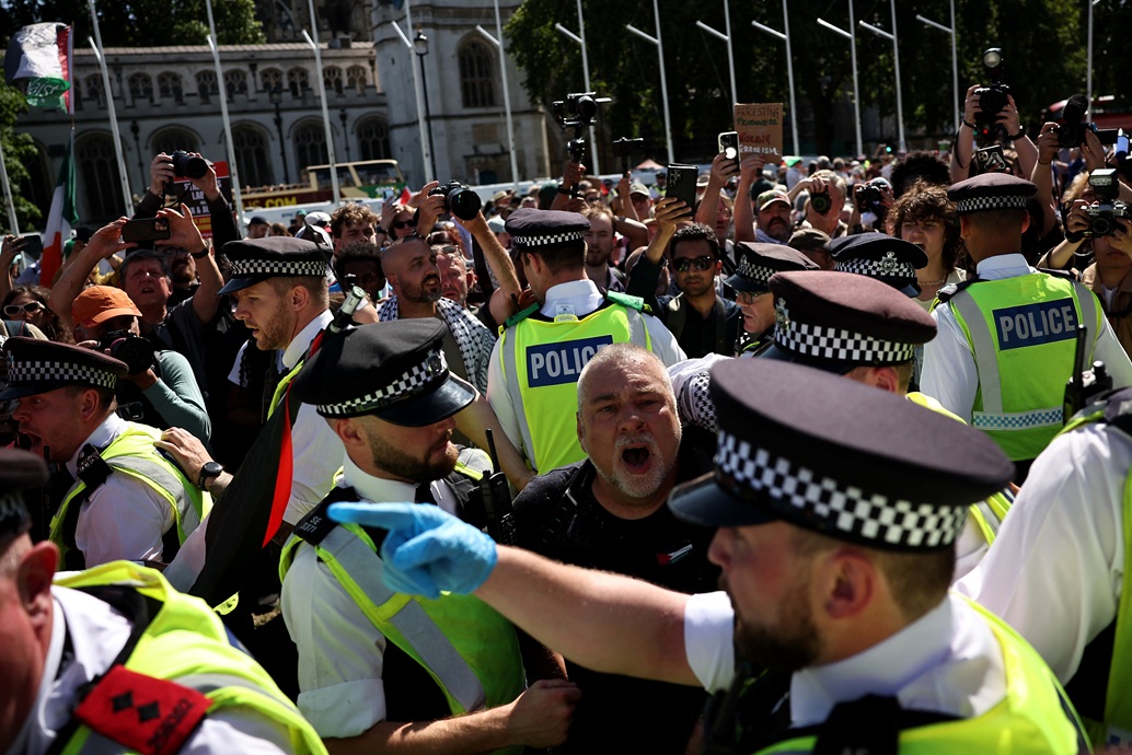 متظاهر يحمله ضباط الشرطة في مظاهرة