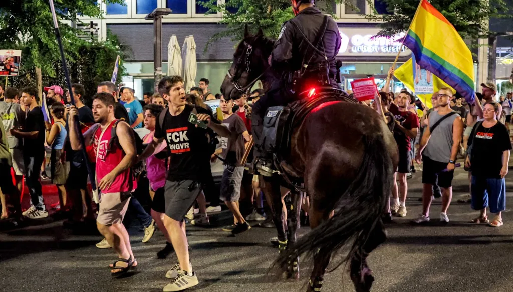 بالفيديو- متظاهرون يقتحمون القناة 13 الإسرائيلية... "مغادرة غزة"!