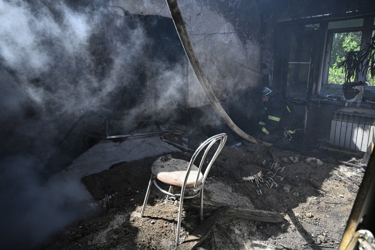 رجل إطفاء أوكراني يُخمد حريقًا في شقة مُدمّرة إثر غارة روسية بطائرة مُسيّرة في بلدة بيلوزيرسك، منطقة دونيتسك، في 10 أغسطس/آب 2025 (أ ف ب)