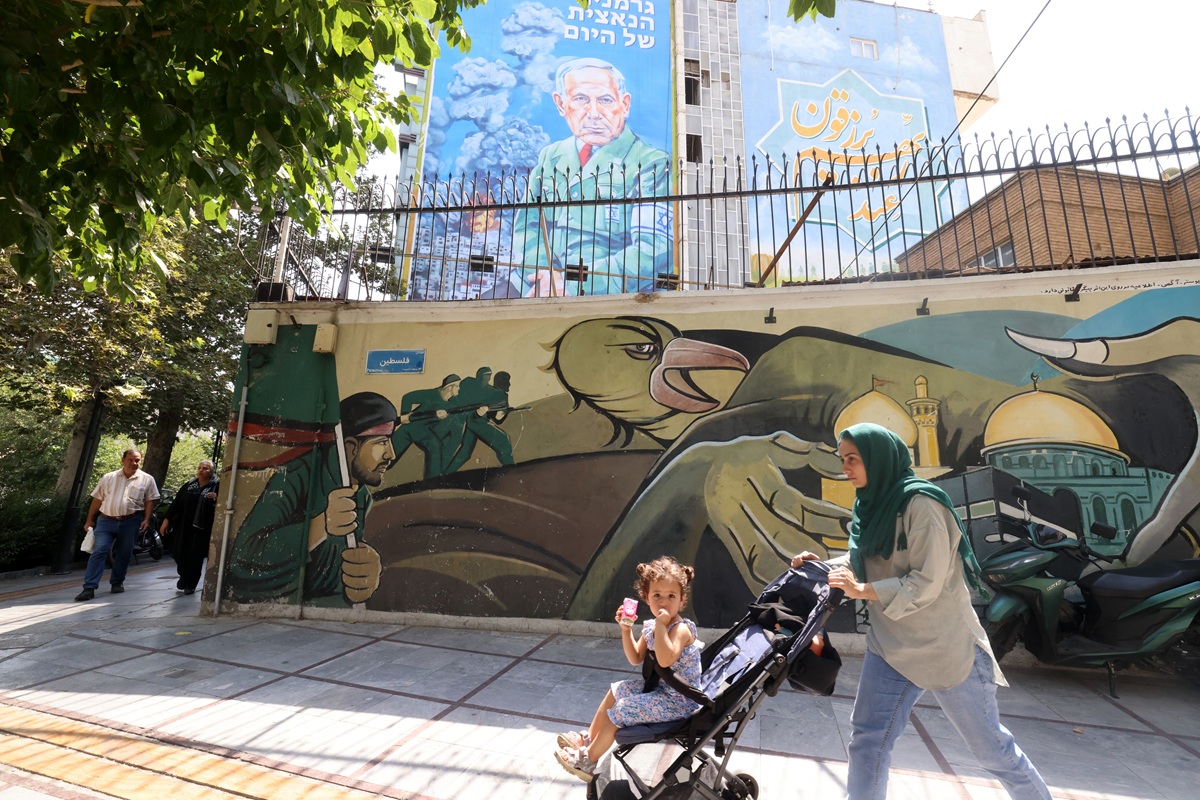 ايرانيون في طهران (ا ف ب)