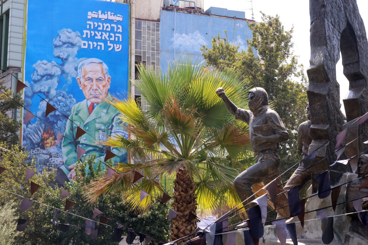 صورة لنتنياهو مع نص بالفارسية يقول 