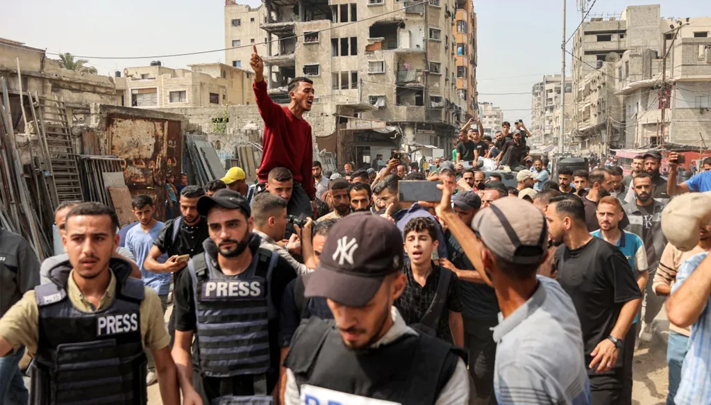 "خرق صارخ للقانون الإنساني الدولي"... إسرائيل تقتل أفراد طاقم الجزيرة في غزة