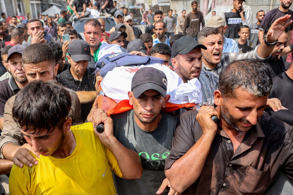 تشييع صحيي قناة الجزيرة في غزة. (أ ف ب)