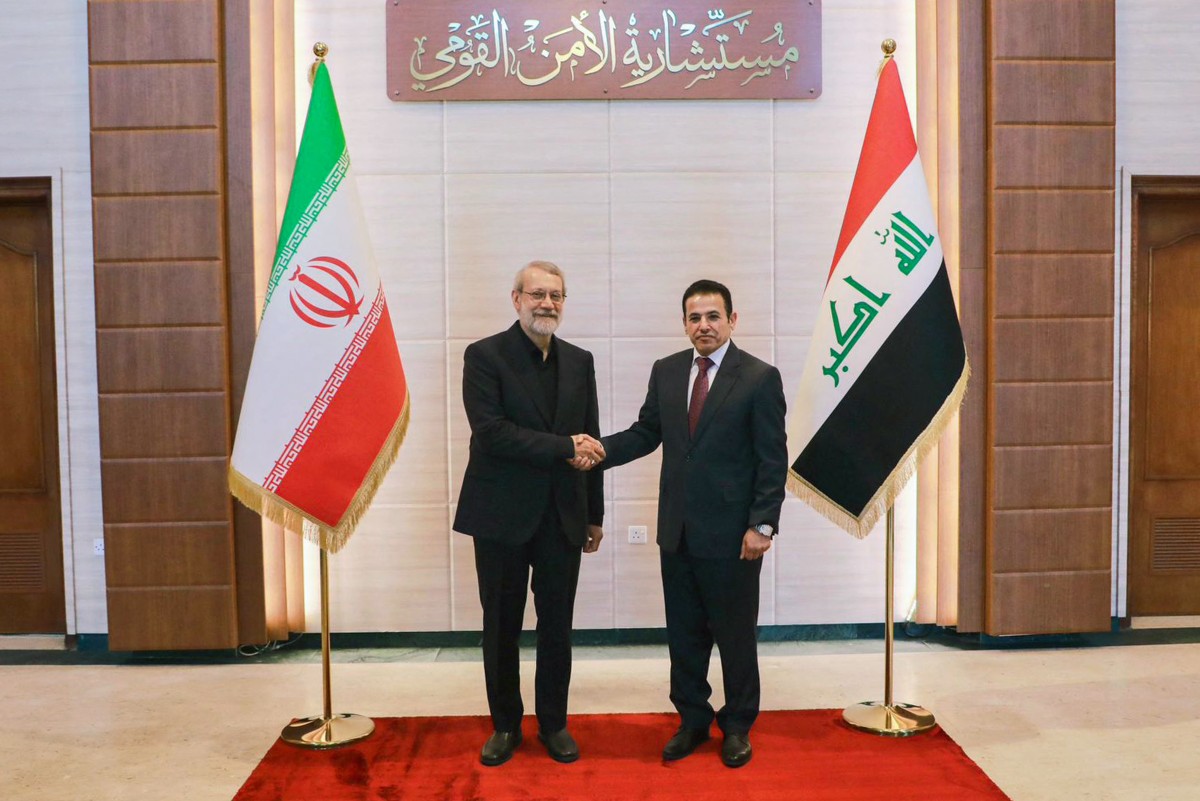 مستشار الأمن القومي العراقي قاسم الأعرجي مع رئيس مجلس الأمن القومي الإيراني علي لاريجاني في بغداد (أ ف ب)